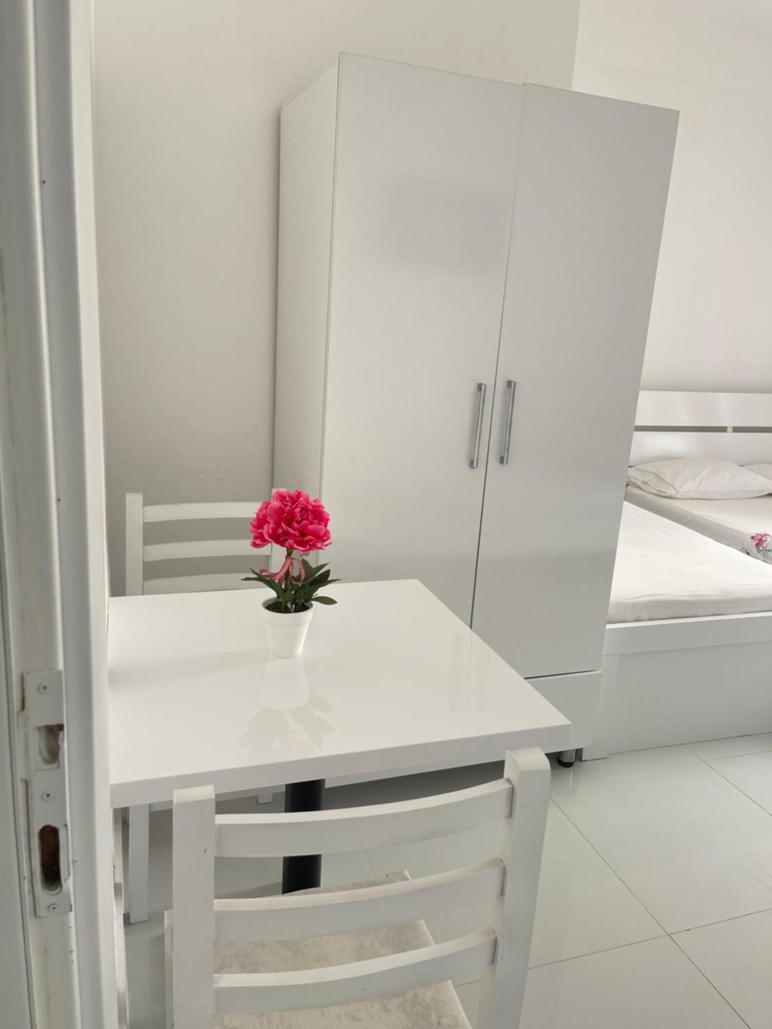 Rai Rooms Дуррес Екстер'єр фото